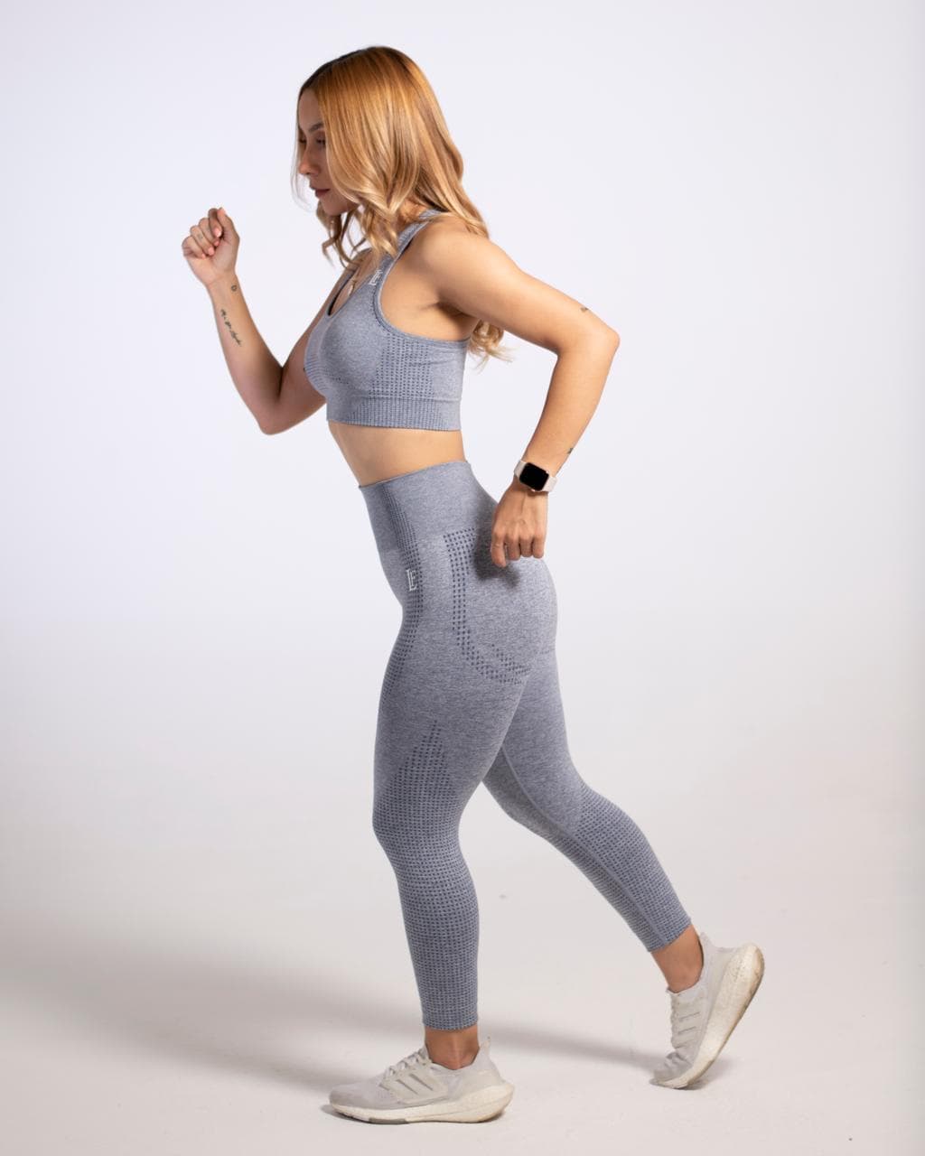 Betzy corriendo con conjunto deportivo gris re_line